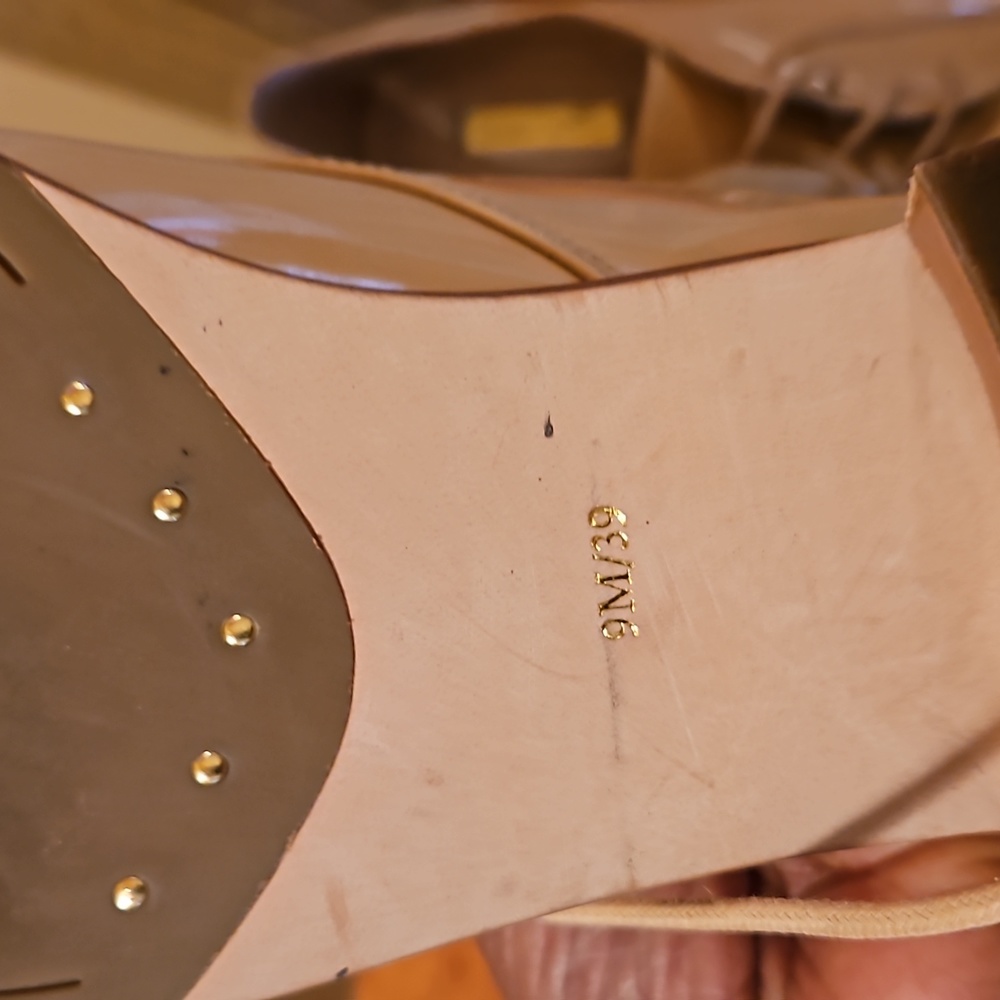 Louise et Cie Tan Patent Leather Lace Up Stacked Block Heel Oxford Shoes 9. - Picture 5 of 6